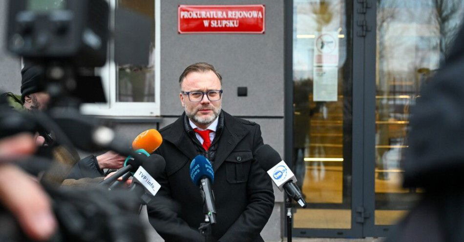 zdjęcie: Pomorskie: zarzuty m.in. zabójstwa córki dla 44-letniego funkcjonariusza SOP / Słupsk, 28.01.2026. Prokurator Patryk Wegner podczas konferencji prasowej przed siedzibą prokuratury Okręgowej w Słupsku, 28 bm. Prokuratura wszczęła śledztwo w sprawie 44-letniego funkcjonariusza Służby Ochrony Państwa, który zaatakował nożem swą rodzinę w Ustce i śmiertelnie ranił czteroletnią córkę. (jm) PAP/Piotr Kowala