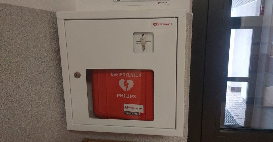 zdjęcie: Defibrylator AED dostępny całodobowo w komendzie w Brzozowie / fot. KPP w Brzozowie Fot. KPP Brzozów