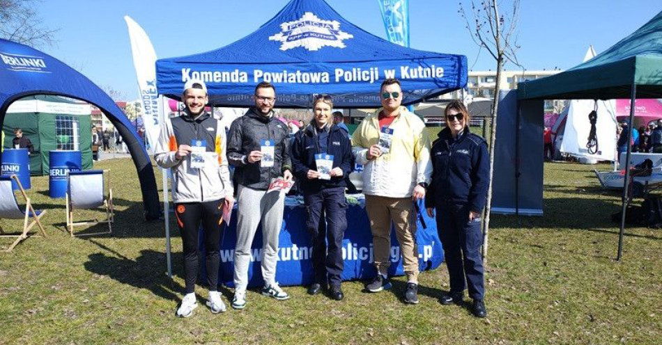 zdjęcie: Policyjne stoisko i pokazy na III Biegu Doliną Ochni / fot. KPP w Kutnie