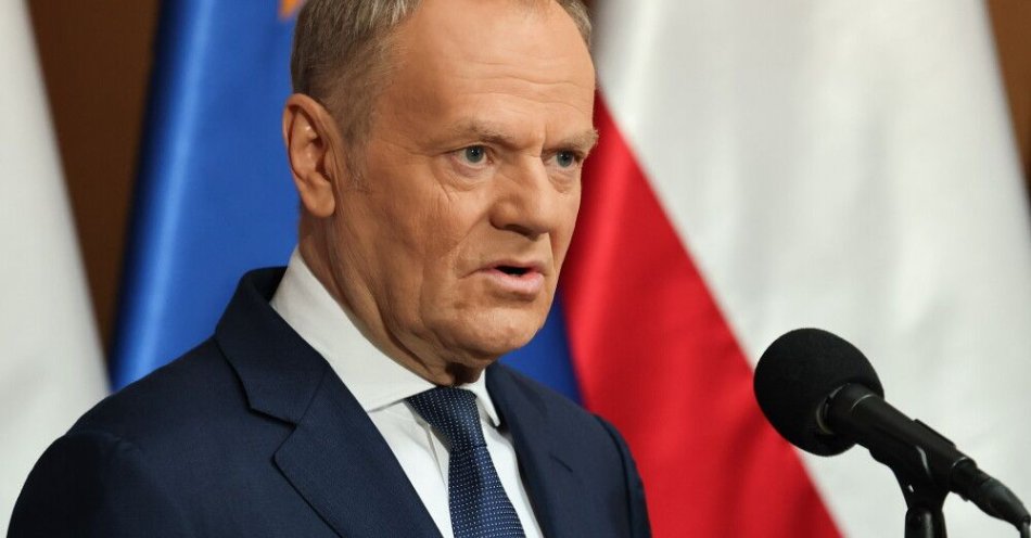 zdjęcie: Premier o reformie PIP: znajdziemy lepsze sposoby ochrony pracowników / Warszawa, 06.01.2026. Premier Donald Tusk podczas oświadczenia dla mediów przed wylotem do Paryża na lotnisku w Warszawie, 6 bm. Premier będzie reprezentował Polskę na odbywającym się w stolicy Francji spotkaniu „koalicji chętnych” - państw wspierających Ukrainę. (jm) PAP/Albert Zawada