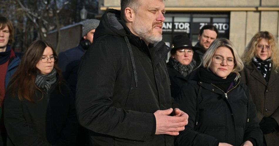 zdjęcie: Zandberg: zwiększenie uprawnień inspektorów pracy to minimum dla ochrony pracowników / Kraków, 10.01.2026. Współprzewodniczący partii Razem Adrian Zandberg (C) i Aleksandra Owca (2P) podczas konferencji prasowej na Placu Szczepańskim w Krakowie, 10 bm. Spotkanie dot. reformy Państwowej Inspekcji Pracy oraz sytuacji na rynku pracy w Krakowie. (jm) PAP/Art Service