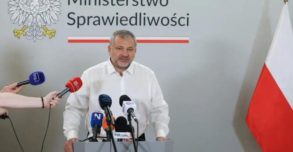 zdjęcie: Szef MS o działaniach ws. Zondacrypto: zabezpieczamy środki na poczet przyszłych odszkodowań; to ponad 100 mln zł / Warszawa, 27.08.2026. Minister sprawiedliwości prokurator generalny Waldemar Żurek podczas oświadczenia dla mediów w siedzibie resortu w Warszawie, 27 bm. w związku z zatrzymaniem Prezesa Polskiego Komitetu Olimpijskiego Radosława Piesiewicza. Zatrzymania dokonano w ramach śledztwa w sprawie ZondaCrypto. (amb) PAP/Paweł Supernak