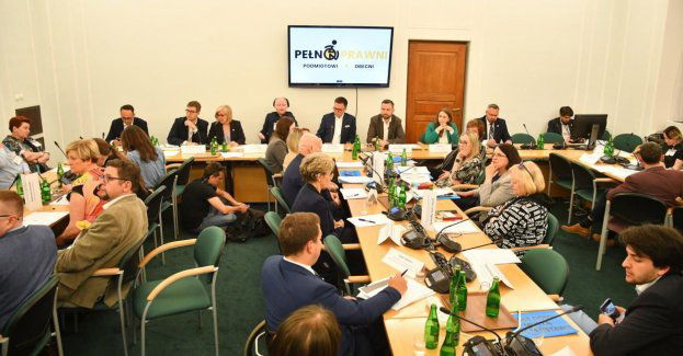 Polska 2050 i PSL zorganizowały w Sejmie wysłuchanie ws. sytuacji osób z niepełnosprawnościami i ich opiekunów
