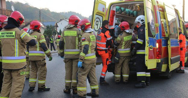 Dwie osoby ranne w wypadku niedaleko Pabianic; zablokowana DK71