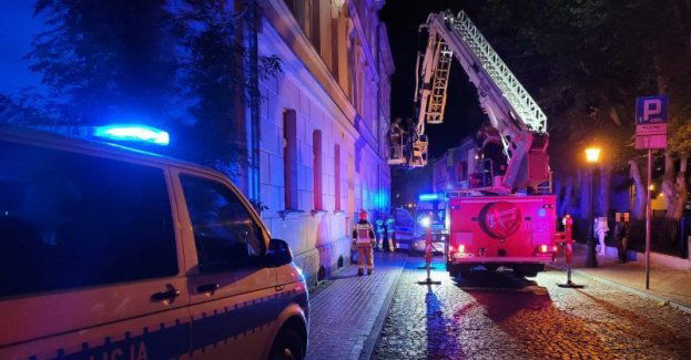 Zamknęła dwójkę małych dzieci w mieszkaniu i poszła na piwo… Służby wydostały chłopców przez okno.