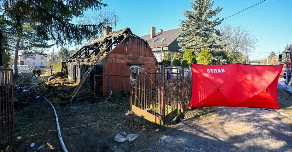 zdjęcie: Skarżysko-Kamienna: zarzut zabójstwa trzech osób po pożarze pustostanu / Skarżysko-Kamienna, 04.03.2026. Miejsce pożaru opuszczonego drewnianego domu jednorodzinnego w Skarżysku-Kamiennej, 4 bm. W akcji ratunkowej brały udział cztery zastępy straży pożarnej, zespół ratownictwa medycznego oraz policja. W wyniku zdarzenia śmierć poniosły trzy osoby: dwaj mężczyźni i kobieta. Policja pod nadzorem prokuratora wyjaśnia okoliczności pożaru. (mr) PAP/Piotr Polak ***Do tego materiału zdjęciowego dostępna jest również depesza w systemie CSI, pt.: Świętokrzyskie/ Trzy osoby zg