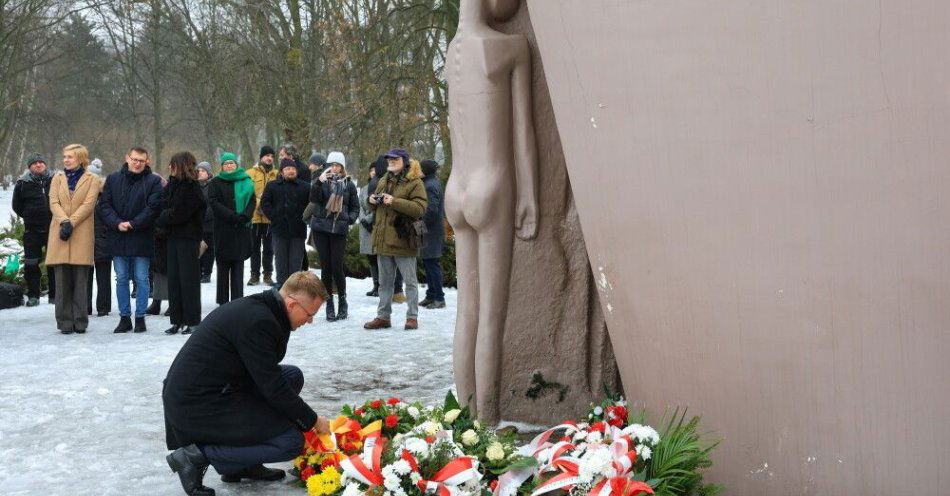 zdjęcie: Łódź: obchody 81. rocznicy końca funkcjonowania niemieckiego obozu dla polskich dzieci przy ul. Przemysłowej / Łódź, 16.01.2026. Wiceprezydent Łodzi Adam Wieczorek (C) składa kwiaty przy Pomniku Martyrologii Dzieci w Parku im. Szarych Szeregów w Łodzi, 16 bm. Trwają obchody upamiętniające 81. rocznicę zakończenia funkcjonowania niemieckiego obozu dla dzieci polskich przy ul. Przemysłowej w Łodzi. (sko) PAP/Marian Zubrzycki