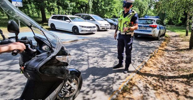Policjanci czuwają nad bezpieczeństwem kierujących jednośladami
