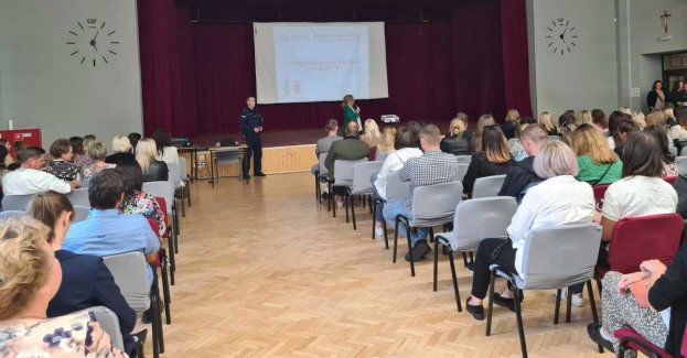 Policjant na zebraniu z rodzicami i nauczycielami