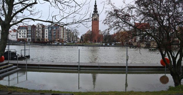Spada poziom wody w rzece Elbląg, służby pozostają w gotowości