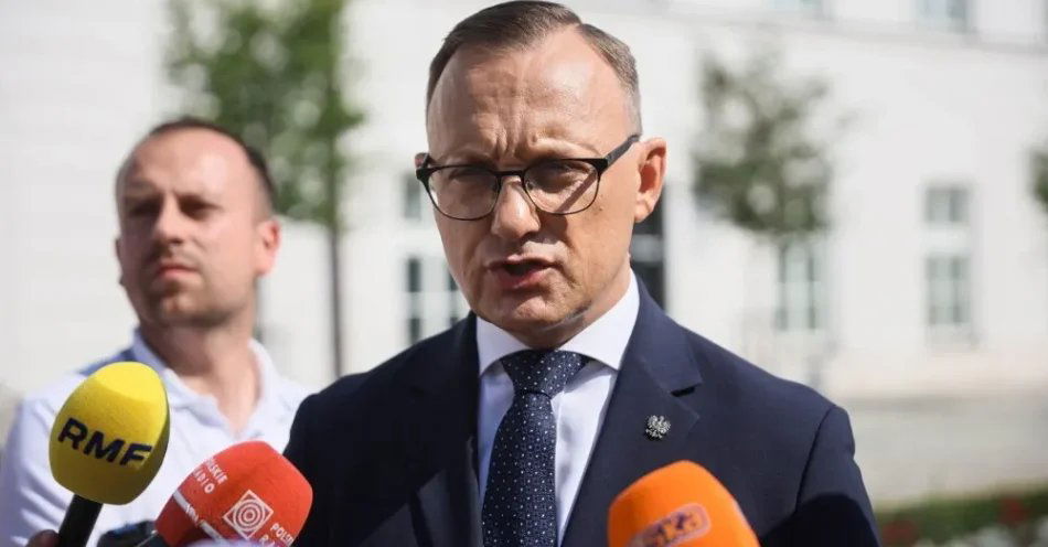 zdjęcie: Leśkiewicz: prezydent korzysta z prawa łaski w oparciu o konstytucję, wara rządzącym od jego prerogatyw / Warszawa, 04.08.2026. Rzecznik prasowy prezydenta RP Rafał Leśkiewicz (P) oraz szef gabinetu prezydenta RP Paweł Szefernaker (L) podczas konferencji prasowej przed Pałacem Prezydenckim w Warszawie, 4 bm. (mr) PAP/Leszek Szymański