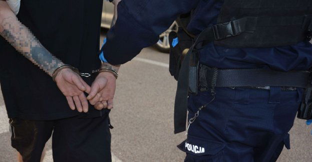 Poszukiwany ukrywał się w szafie, a jego znajomy miał narkotyki