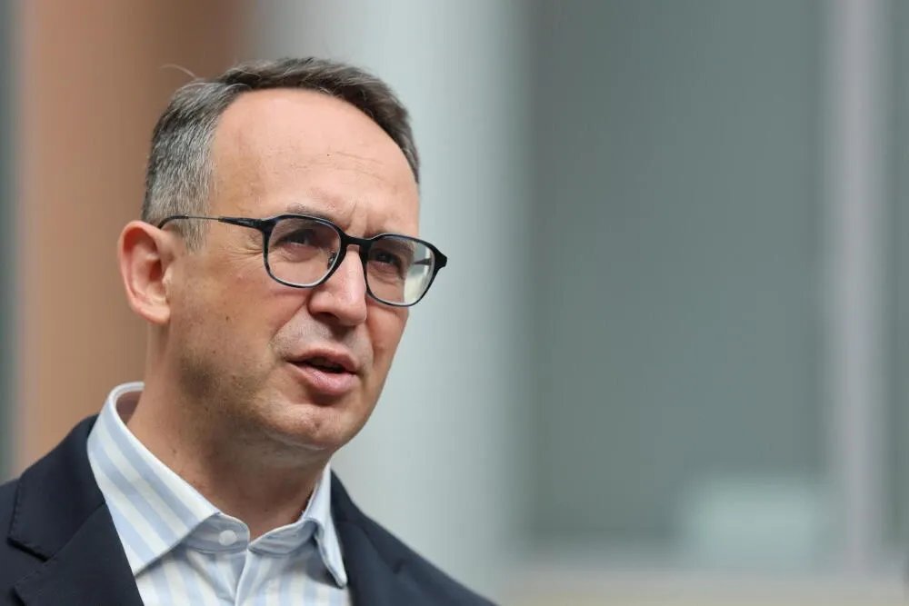 zdjęcie: Szef MI: czekam na wyniki kontroli przewoźnika, którego autobus uległ wypadkowi na Węgrzech / Opoczno, 23.07.2026. Minister infrastruktury Dariusz Klimczak na briefingu w Miejskim Domu Kultury w Opocznie, 23 bm. Podczas spotkania podpisano umowę z wykonawcą dokumentacji projektowej i budowy nowego dworca na stacji Opoczno Południe. (doro) PAP/Marian Zubrzycki