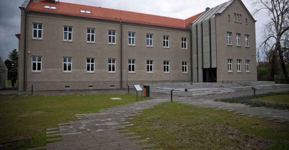zdjęcie: Blisko 20 tys. osób odwiedziło w 2025 roku oświęcimskie Muzeum Pamięci / Oświęcim, 25.04.2022. Siedziba Muzeum Pamięci Mieszkańców Ziemi Oświęcimskiej w Oświęcimiu, 25 bm. Dziś odbędzie się otwarcie wystawy stałej w muzeum, którego tworzenie rozpoczęto w 2017 r. Muzeum znajduje się w zaadaptowanym dla jego potrzeb budynku zwanym Lagerhaus, położonym ok. 200 m od byłego niemieckiego obozu Auschwitz. (jm) PAP/Łukasz Gągulski