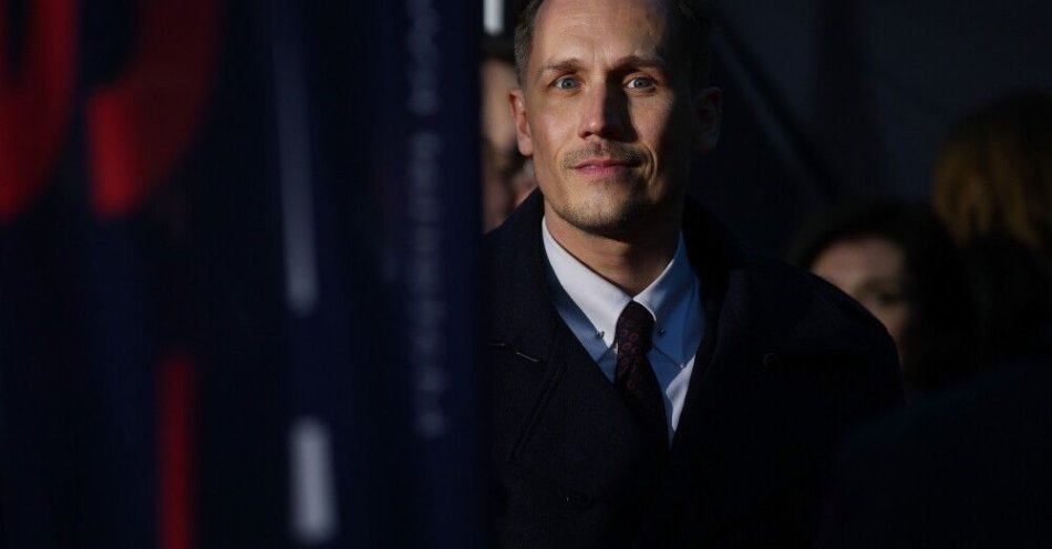 zdjęcie: Małopolska policja: czynny poseł na Sejm nie zapłacił za zakupy; Berkowicz - zrobiłem to przez nieuwagę / Kraków, 16.05.2025. Wybory Prezydenta RP 2025 - kampania. Poseł Konfederacji Konrad Berkowicz podczas wiecu wyborczego kandydata Konfederacji w zbliżających się wyborach na fotel prezydenta RP Sławomira Mentzena w Krakowie, 16 bm. (sko) PAP/Łukasz Gągulski