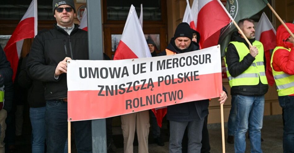 zdjęcie: Rolnicy na drogach protestują przeciwko umowie Mercosur, zablokowali m.in. węzły A1 i S3 / Rzeszów, 30.12.2025. Ogólnopolski protest rolników przeciwko umowie z Mercosur, 30 bm. przed Podkarpackim Urzędem Wojewódzkim w Rzeszowie. Organizatorzy podkreślają, że nie planują utrudnień w ruchu drogowym. (ad) PAP/Darek Delmanowicz