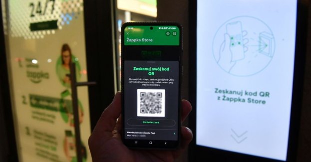 90 proc. Polaków korzysta ze smartfona podczas zakupów stacjonarnych
