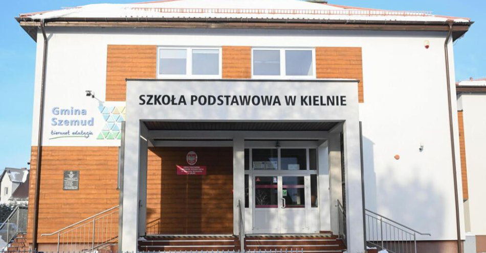 zdjęcie: Nauczycielka z Kielna: złożyłam odwołanie od decyzji o zawieszeniu w obowiązkach / Kielno (pow. wejherowski), 08.01.2026. Protest przed Szkołą Podstawową w Kielnie, 8 bm. Protest ma związek ze zdarzeniem, do którego miało dojść 15 grudnia 2025 r. podczas lekcji języka angielskiego. Nauczycielka miała zażądać od uczniów zdjęcia krzyża w sali lekcyjnej, a gdy młodzież odmówiła, samodzielnie zdjąć krzyż i wyrzucić go do kosza na śmieci. (doro) PAP/Andrzej Jackowski