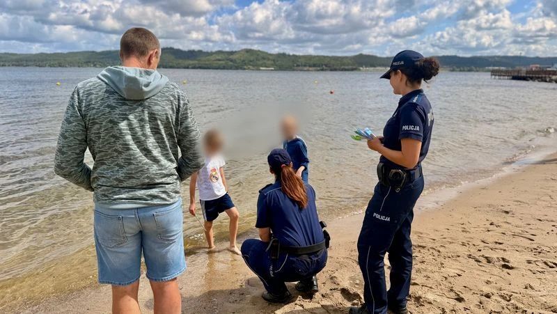 zdjęcie: Bezpieczne wakacje nad wodą- policjantki spotkały się z mieszkańcami i turystami na plażach powiatu wejherowskiego / fot. nadesłane
