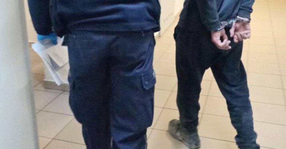 zdjęcie: Ujęty na parkingu po jeździe z ponad 2,5 promila / fot. KPP w Zawierciu