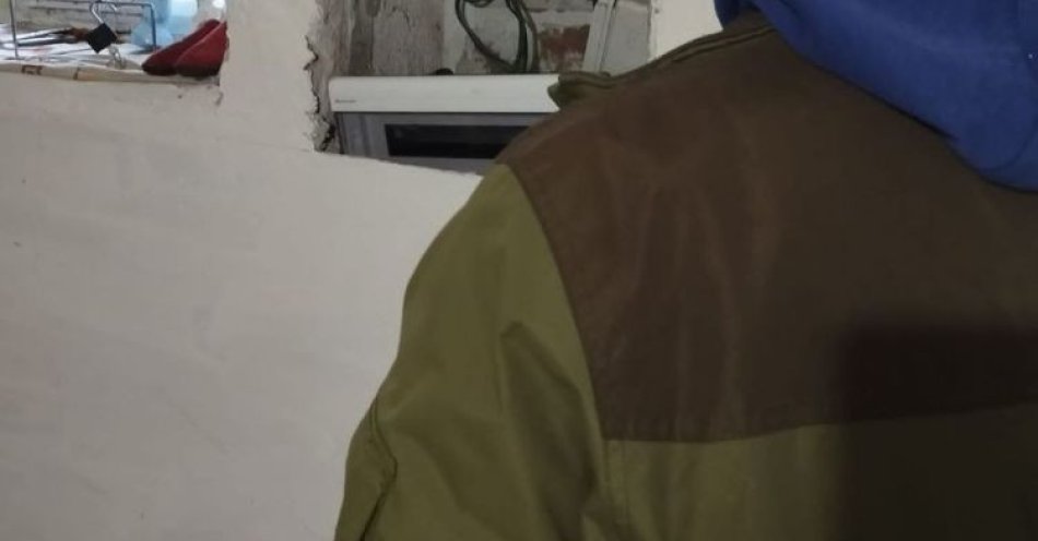 zdjęcie: 63 letnia kobieta przyłapana na nielegalnym poborze prądu w Kłodzku / fot. KPP w Kłodzku