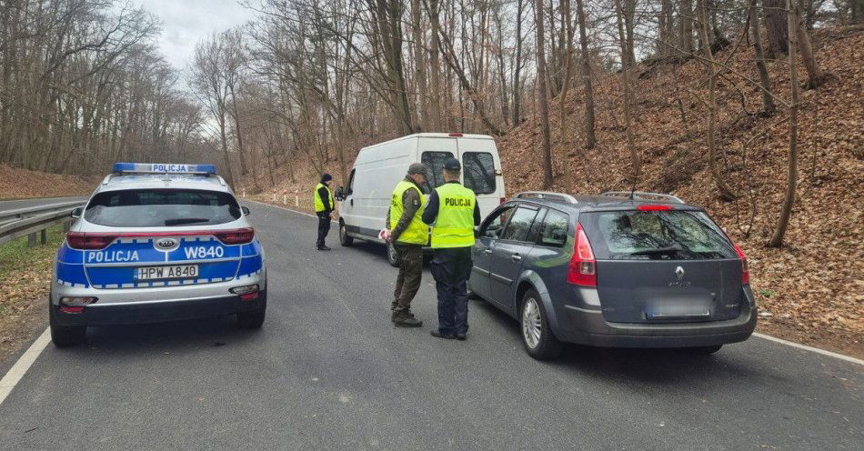 zdjęcie: Policja i Straż Leśna kontrolują lasy w rejonie Suchania / fot. KPP w Stargardzie