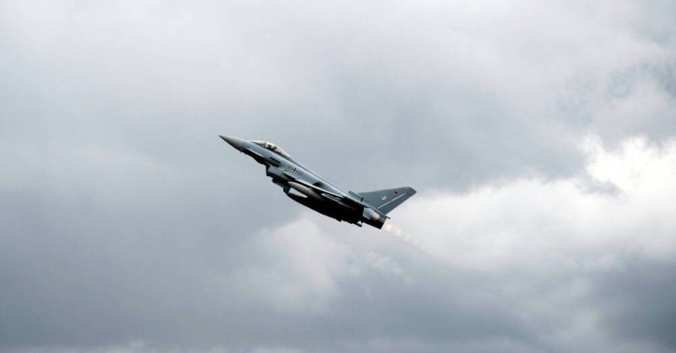 zdjęcie: Szef MON: pięć niemieckich myśliwców rozpoczyna pełnienie dyżurów bojowych w Polsce w ramach misji NATO / epa11284552 Samolot Eurofighter Typhoon niemieckich sił powietrznych przelatuje podczas dnia medialnego zorganizowanego przez misję NATO ds. patrolowania powietrza Bałtyku (Baltic Air Policing, BAP) w Bazie Wojskowej Lielvārde w Łotwie, 17 kwietnia 2024 r. Z powodu prac na pasie startowym w Bazie Lotniczej Amari w Estonii misja NATO tymczasowo przenosi się na Łotwę i od 1 marca. Niemieckie Eurofighter Typhoon startują, aby chronić niebo w regionie Morza Bałtyckiego. EPA/VALDA KALNINA Dostawca: P