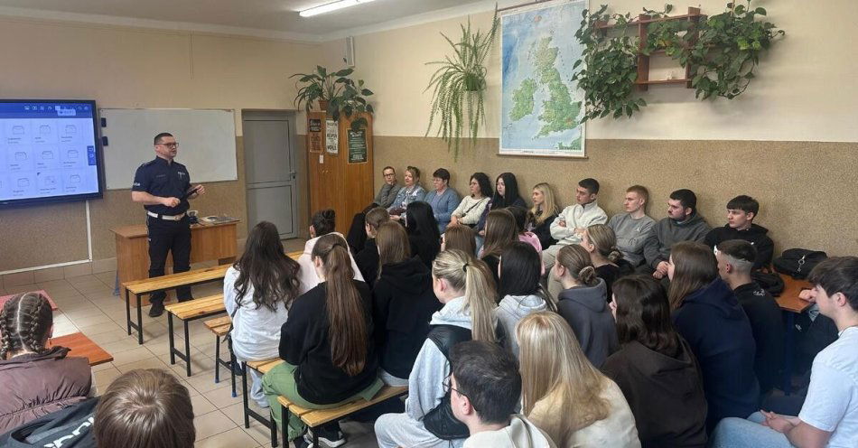 zdjęcie: Policjanci z Jaśla edukowali podczas Giełdy Szkół / fot. KPP w Jaśle fot. KPP Jasło