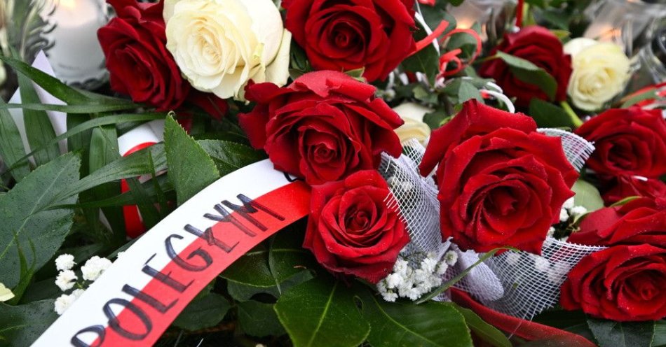 zdjęcie: W poniedziałek w Gdańsku zaczynają się obchody rocznic grudnia 1970 i 1981 r. w ECS / Gdańsk, 15.12.2023. Uroczystość złożenia kwiatów pod Pomnikiem Poległych Stoczniowców w Gdańsku, 15 bm. Trwają obchody 53. rocznicy Grudnia '70. (amb) PAP/Adam Warżawa