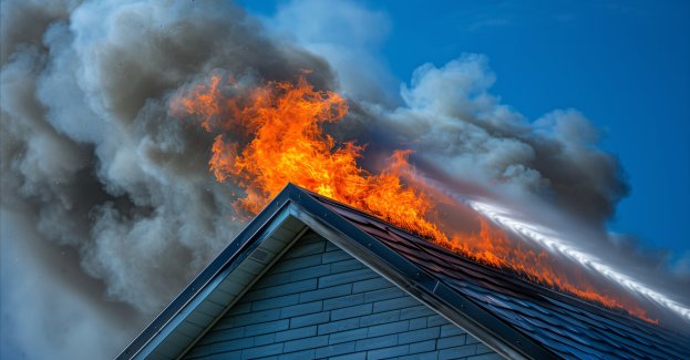 Płoną poddasza w dwóch bloków mieszkalnych w Ząbkach