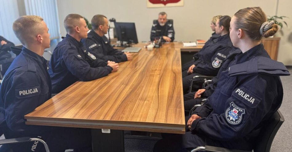 zdjęcie: Plakietki jednostki dla przyszłych policjantów ze Słupska / fot. KMP w Słupsku