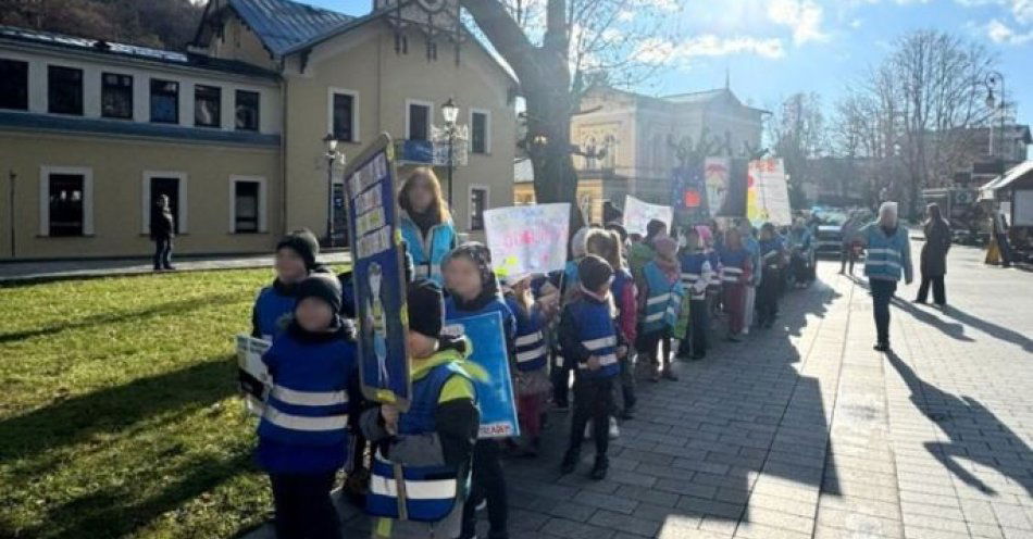 zdjęcie: Uczniowie z Mochnaczki promują noszenie odblasków w Krynicy / fot. KMP w Nowym Sączu