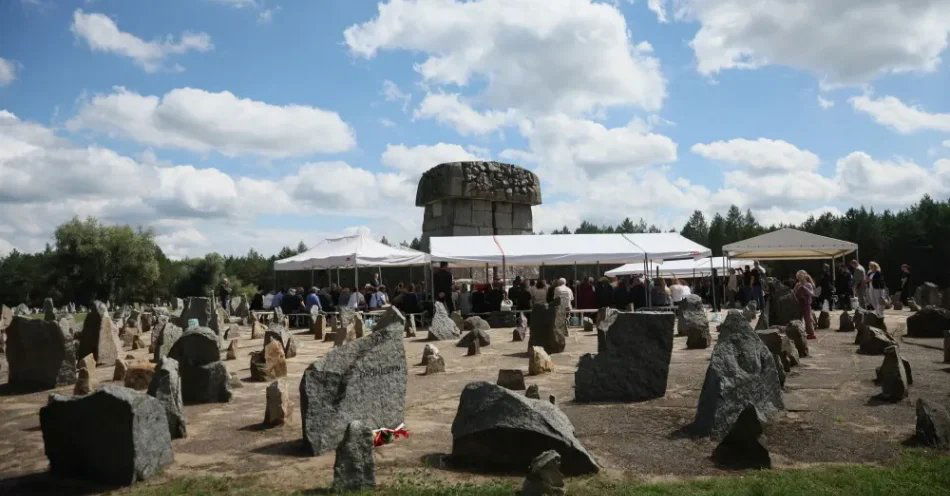 zdjęcie: Marszałek Senatu: Treblinka już zawsze pozostanie miejscem naznaczonym ogromną tragedią / Wólka Okrąglik, 04.08.2025. Uroczyste obchody 82. rocznicy buntu w Obozie Zagłady w Treblince, 4 bm. na terenie Muzeum byłego niemieckiego nazistowskiego obozu zagłady i obozu pracy Treblinka w Wólce Okrąglik. W obozie zagłady w Treblince II, 2 sierpnia 1943 roku wybuchł zbrojny bunt, w którym wzięło udział ponad 800 więźniów. W czasie buntu jedynie 200 osobom udało się wydostać z obozu. (mr) PAP/Leszek Szymański