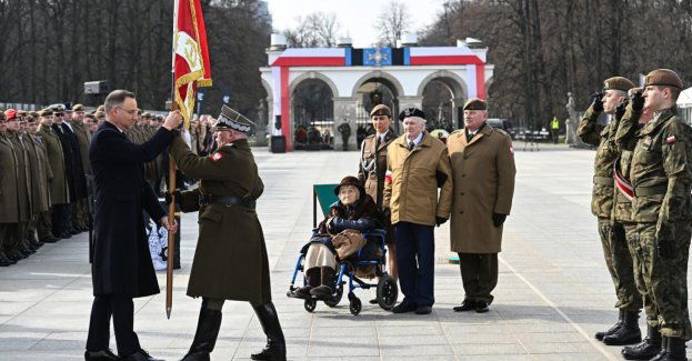 Prezydent wręczył sztandar wojskowy Dowództwu WOT