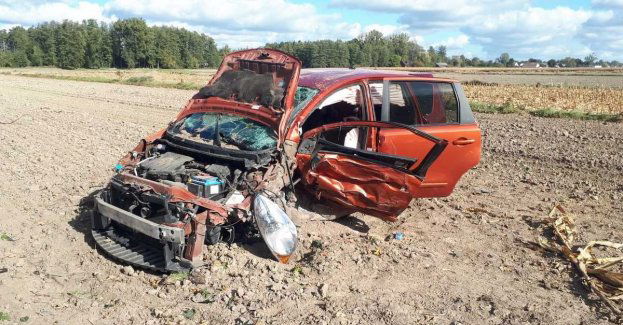 Samochód całkowicie zniszczony, kierowca w szpitalu