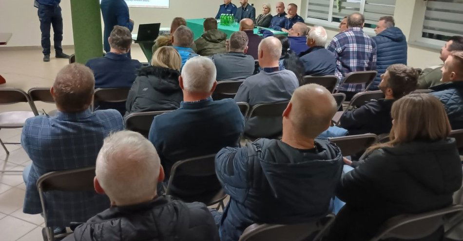 zdjęcie: Mieszkańcy i policja rozmawiali o bezpieczeństwie w Tuchowie / fot. KMP w Tarnowie funkcjonariusze oraz uczestnicy debaty