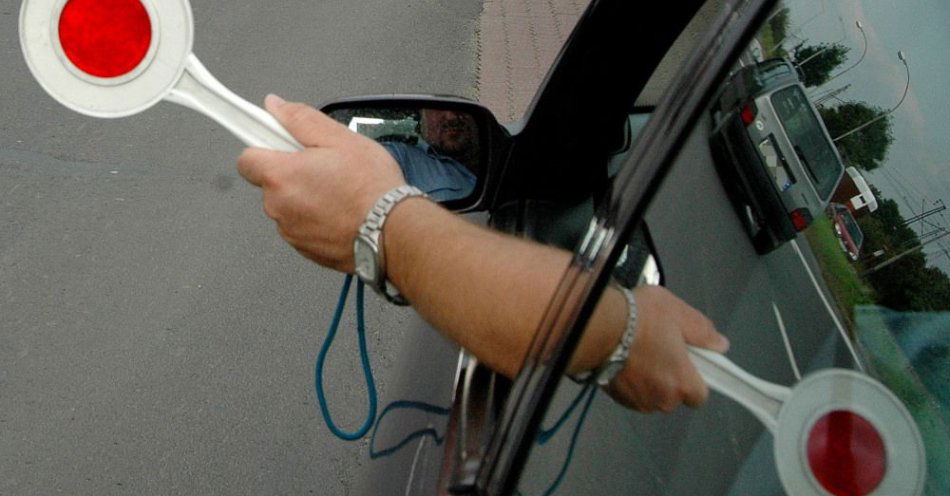 zdjęcie: Od początku roku policjanci zatrzymali 13,8 tys. kierowców jeżdżących mimo zakazu / Radymno, 2006-09-02. Cztery nieoznakowane samochody policyjne z wideorejestratorami, którymi dysponuje podkarpacka policja, rozpoczęły wzmożone kontrole drogowe. Podobna akcja prowadzona jest w całym kraju. Ma na celu karanie kierowców przekraczających dozwoloną prędkość, co jest najczęstszą przyczyną wypadków drogowych. Komenda Główna Policji zakupiła dodatkowe paliwo dla radiowozów biorących udział w tej akcji.
dd/ms
PAP/Darek Delmanowicz