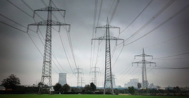 Silny wiatr uszkodził poszycia dachowe i zerwał linie energetyczne