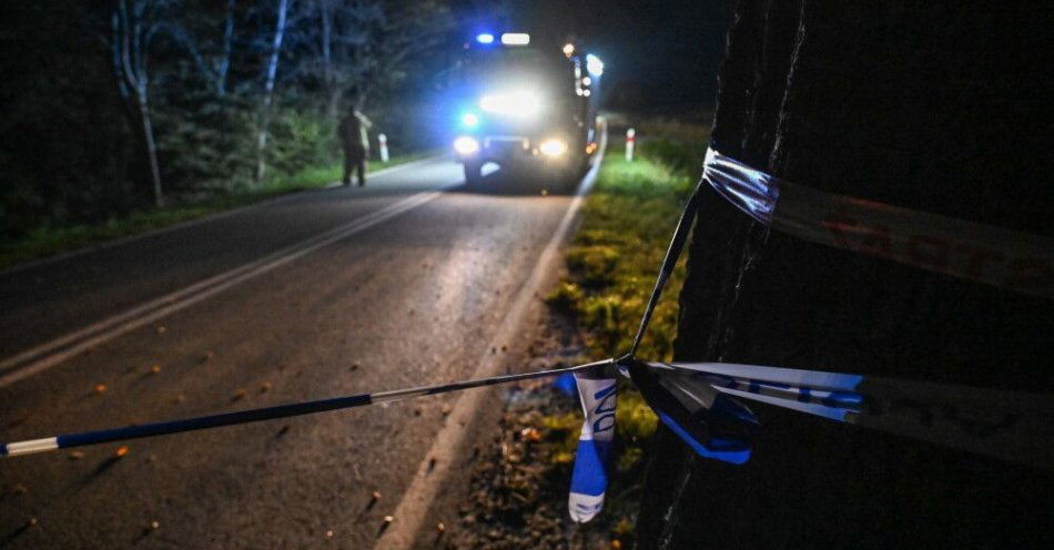 zdjęcie: Policja: w ubiegłym roku doszło do 21 tys. wypadków drogowych; zginęło ponad 1,6 tys. osób / Łebieńska Huta, 07.10.2025. Miejsce wypadku w miejscowości Łebieńska Huta, 7 bm. Czterech nastolatków zostało potrąconych przez kierowcę samochodu. Jedna osoba zmarła, a inna z amputowaną nogą została zabrana przez śmigłowiec LPR. Pozostałe dwie z urazami ręki, nogi i głowy przetransportowano karetkami. Kierowca samochodu uciekł z miejsca zdarzenia. (sko) PAP/Andrzej Jackowski