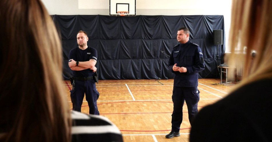 zdjęcie: Policjanci szkolili pracowników socjalnych z technik samoobrony / fot. KPP w Radomsku