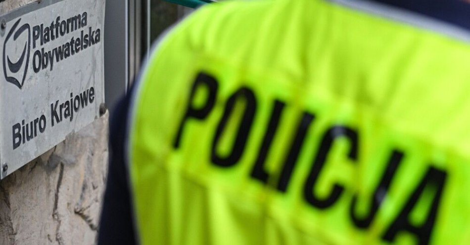 zdjęcie: Policja zatrzymała mężczyznę podejrzewanego o piątkowy atak na siedzibę PO / Warszawa, 17.10.2025. Tabliczka przed wejściem do budynku przy ulicy Wiejskiej w Warszawie, w którym znajdują się Biuro Krajowe oraz biura posłów Platformy Obywatelskiej, 17 bm. W piątek 17 października nieznani sprawcy rzucili w kierunku wejścia do gmachu koktajl Mołotowa. W wyniku zdarzenia nie było osób poszkodowanych. (amb) PAP/Radek Pietruszka