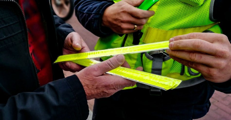 zdjęcie: Noś odblaski i bądź widoczny na drodze / fot. KPP Hajnówka