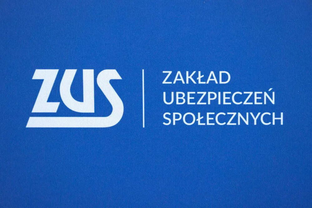zdjęcie: ZUS: zakończyły się problemy ze stroną internetową oraz PUE/eZUS po cyberataku / Warszawa, 19.03.2025. Logo Zakładu Ubezpieczeń Społecznych w Warszawie, 19 bm. (az/awol) PAP/Albert Zawada
