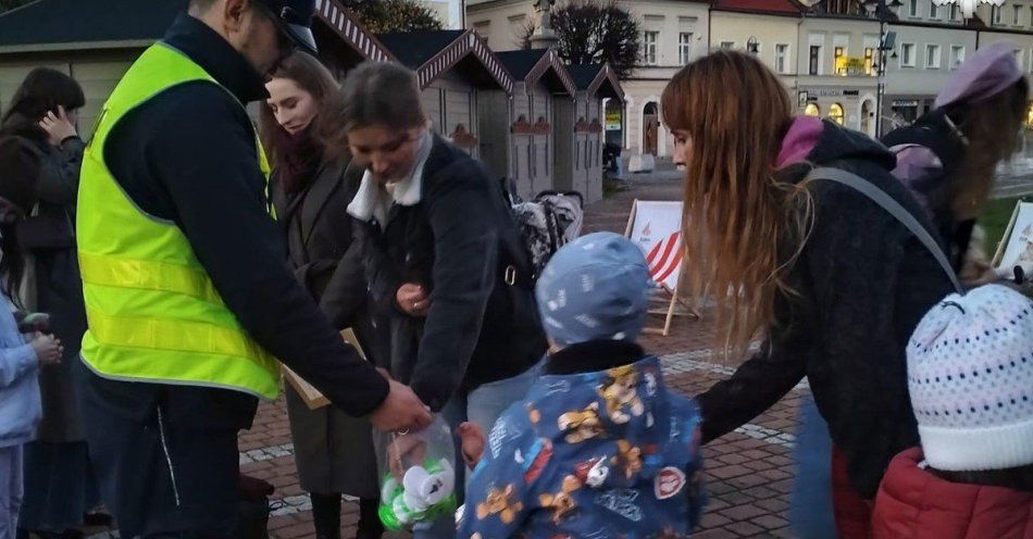 zdjęcie: Policjanci czytali na Rynku i przypominali o odblaskach / fot. KMP w Żorach