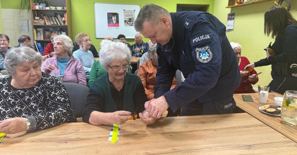 zdjęcie: Seniorzy z Dębiak zyskali wiedzę i odblaski na bezpieczeństwo / fot. KPP w Mielcu