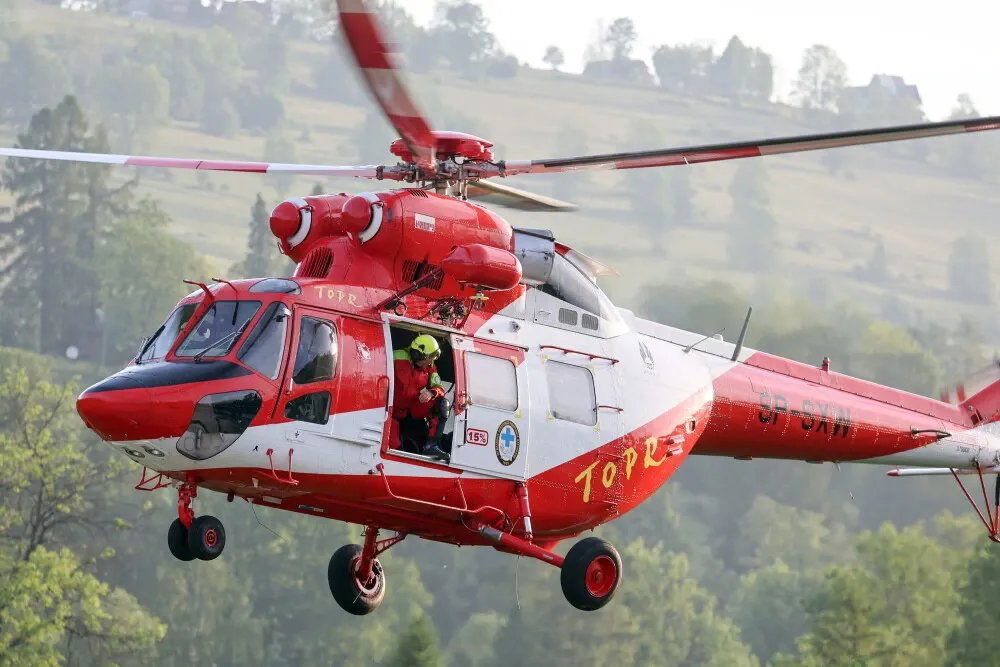 zdjęcie: Tatry: cztery śmiertelne wypadki Polaków w dwa dni; TPN ostrzega przed upałem i burzami / Zakopane 03.06.2024. Śmigłowiec TOPR podczas transportu turysty z Litwy do szpitala w Zakopanem, 3 bm. Turysta spadł ze Świnicy około 90 m doznając potłuczeń ciała. Akcja ratownicza trwała w nocy, gdyż do wypadku doszło już po zmroku. (aldg) PAP/Grzegorz Momot