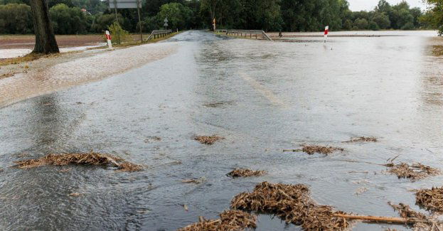 Drogi krajowe zablokowane w pięciu miejscach; dwa mosty zamknięte