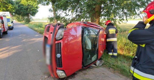 Nie zauważył stojącego na poboczu samochodu