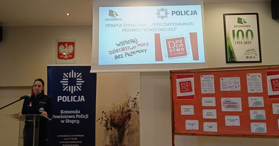 zdjęcie: Uczniowie i policja przeciw przemocy rówieśniczej / fot. KPP Słupca Policjanci debatowali z młodzieżą o „Dzieciństwie bez Przemocy”
