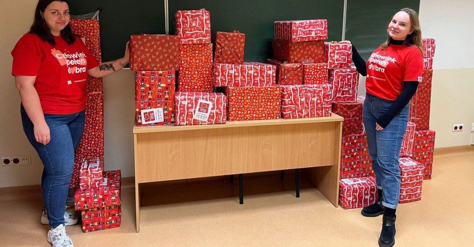 zdjęcie: Toruńscy policjanci pomagają w Szlachetnej Paczce rodzinie i seniorce / fot. KMP w Toruniu